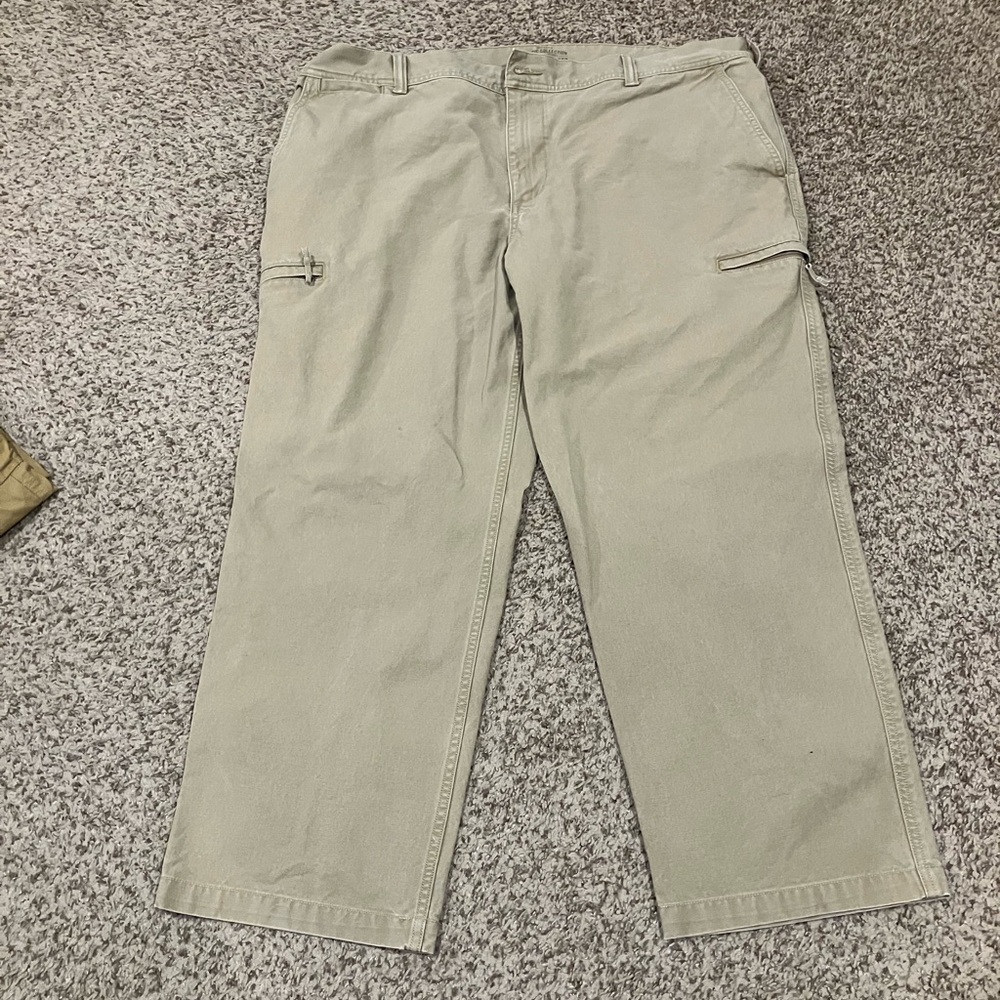 Dockers men’s pant crossover cargo color khaki, 100% cotton size 42 x 30 used